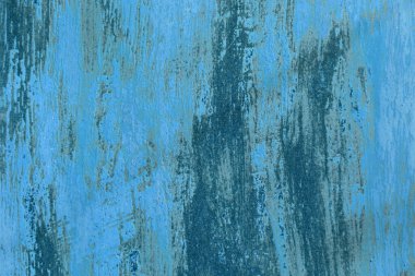 Eski paslı, mavi renkte metaller..