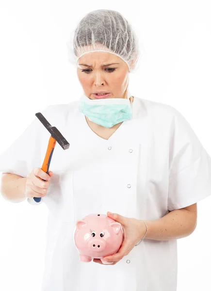 Vrouw arts einden piggy bank — Stockfoto