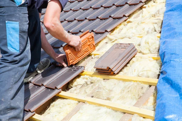 Roofer posa di piastrelle sul tetto — Foto Stock