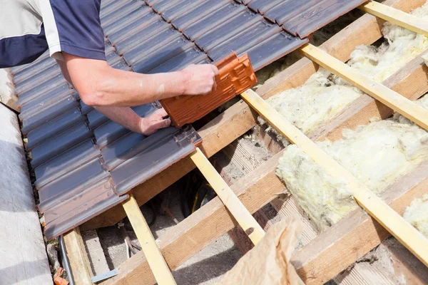 Roofer posa di piastrelle sul tetto — Foto Stock