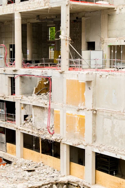 Demolition of high concrete building — Stock Photo, Image