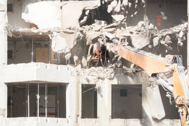 Beton tarak ile bina yıkılması