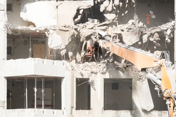 Beton tarak ile bina yıkılması