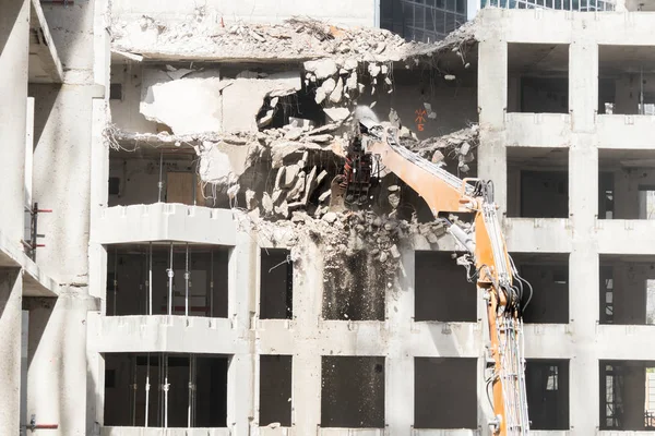 Demolition of concrete building with excavator — Stock Photo, Image