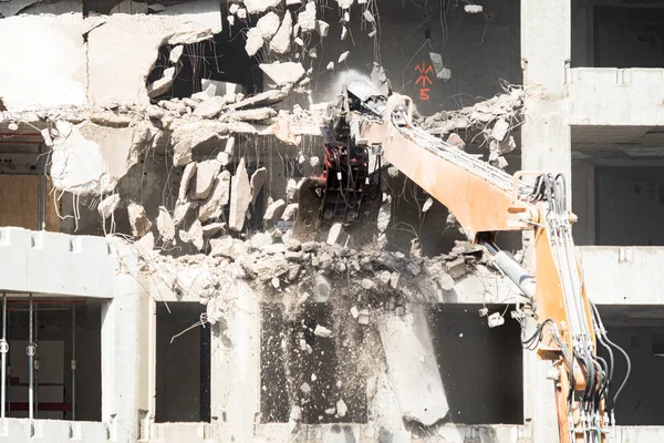 Sloop van beton gebouw met Graafmachine — Stockfoto