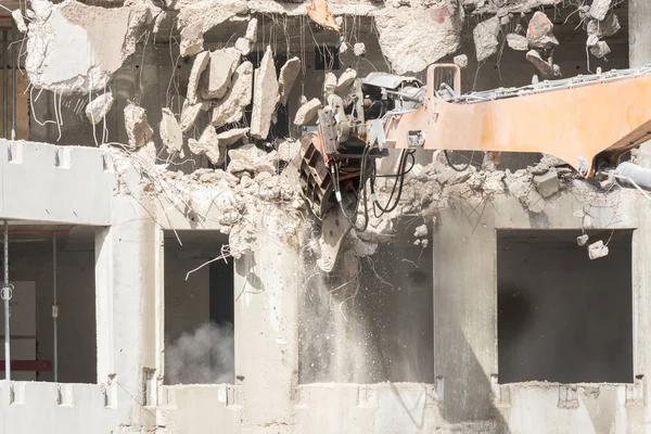 Demolition of concrete building with excavator — Stock Photo, Image