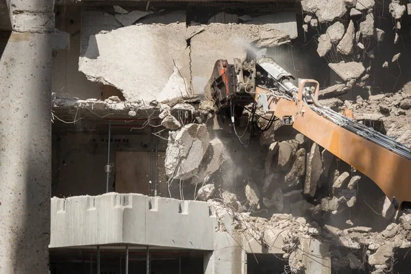 Demolition of concrete building with excavator — Stock Photo, Image