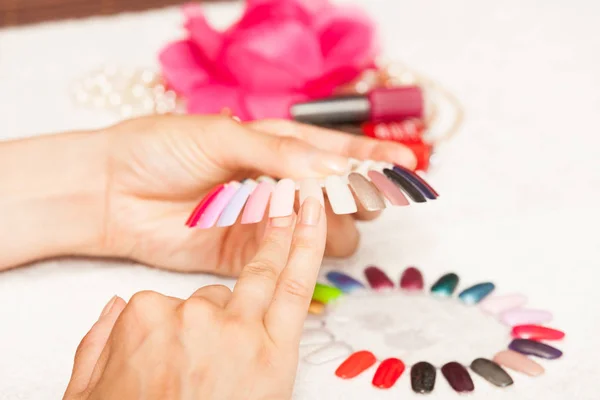 Mujer eligiendo esmalte de uñas —  Fotos de Stock