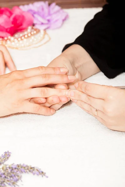 Estetista manicuring unghie di mano femminile — Foto Stock