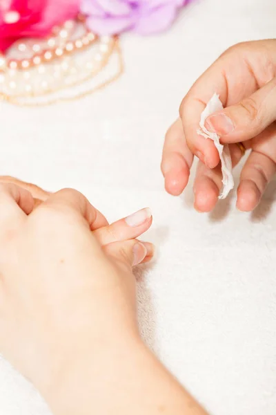 Manicurista quitando esmalte de uñas viejo —  Fotos de Stock