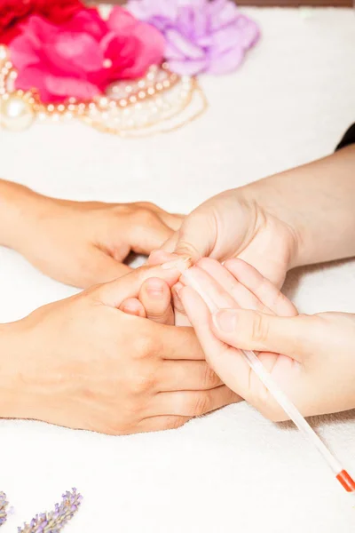 Esteticista manicura uñas de la mano femenina —  Fotos de Stock