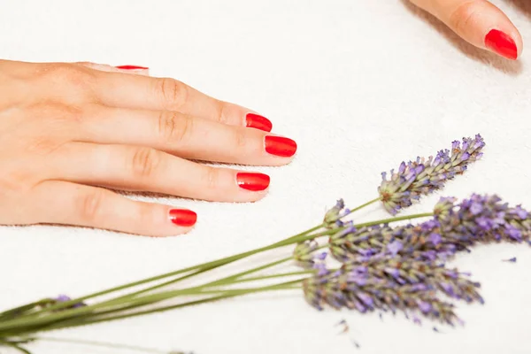 Manos femeninas con esmalte de uñas rojo —  Fotos de Stock