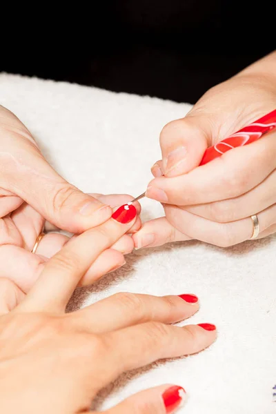 Manicure decoreren nagel voor client — Stockfoto