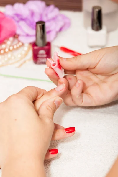 Manicurista quitando esmalte de uñas viejo —  Fotos de Stock