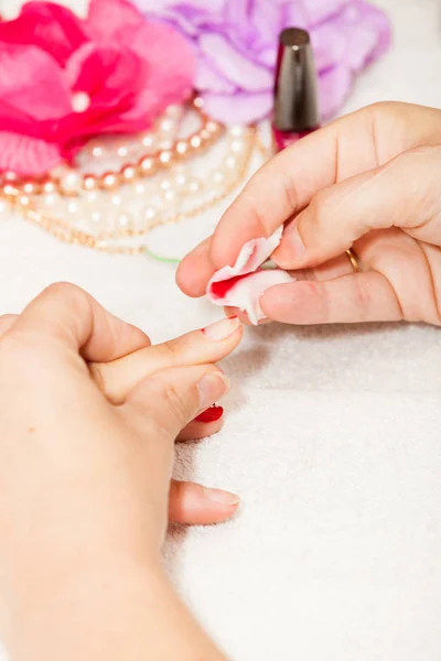 Manicurista quitando esmalte de uñas viejo —  Fotos de Stock