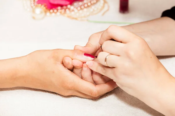 Manicura colocación de esmalte de uñas en la mano —  Fotos de Stock