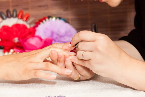 Manicure nagellak opleggen hand — Stockfoto