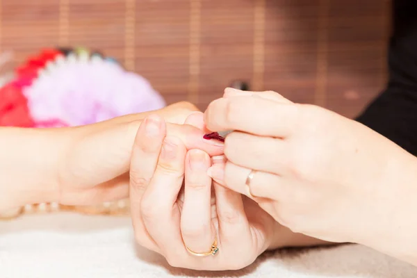 Manicura colocación de esmalte de uñas en la mano —  Fotos de Stock