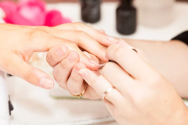 Manikyr handpåläggning hand nagellack — Stockfoto