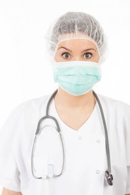 kadın doktor stetoskop ve maske ile