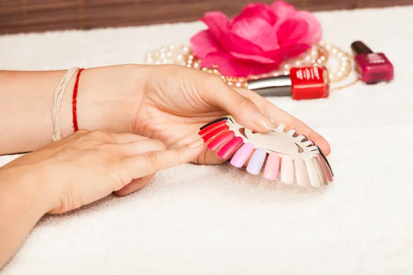 Las Manos Mujer Que Elige Color Del Esmalte Uñas Salón —  Fotos de Stock