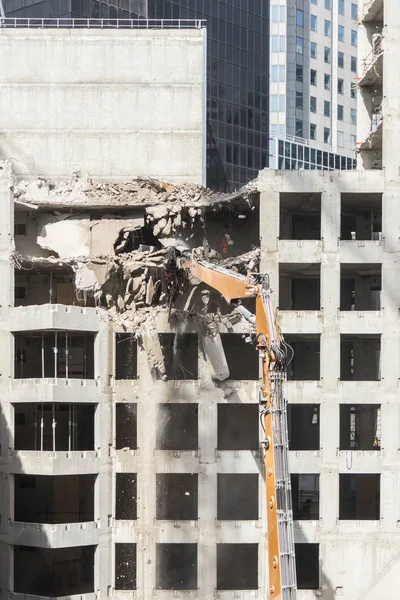 Penghancuran Bangunan Beton Tinggi Dengan Ekskavator — Stok Foto