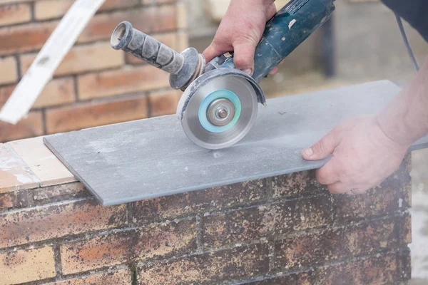 Azulejo Corte Tiler Con Una Amoladora Sitio Construcción — Foto de Stock