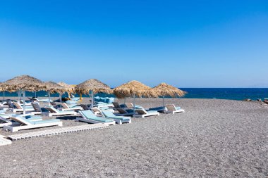 Santorini 'de şemsiyeli ve şezlonglu plaj