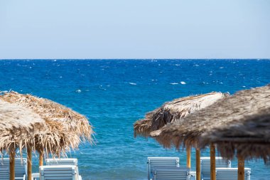 Santorini 'de şemsiyeli ve şezlonglu plaj