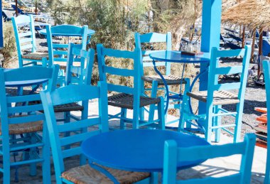 restoranın terasında Kamari Santorini Adası üzerinde plaj önünde