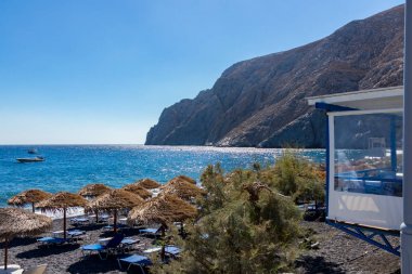 Santorini 'de şemsiyeli ve şezlonglu plaj