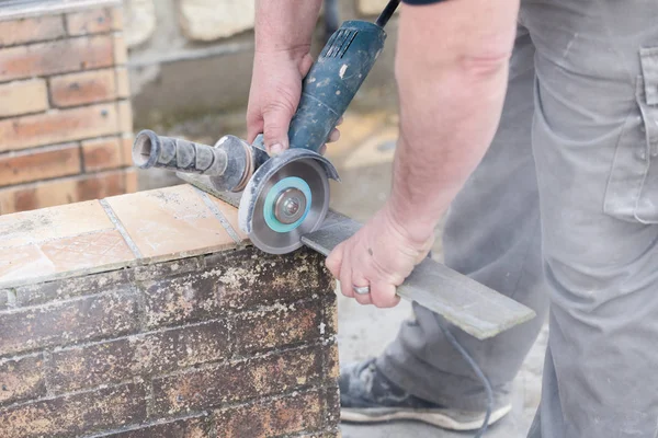 Azulejo Corte Tiler Con Una Amoladora Sitio Construcción —  Fotos de Stock