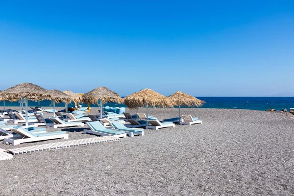 Playa Con Sombrillas Tumbonas Santorini — Foto de Stock