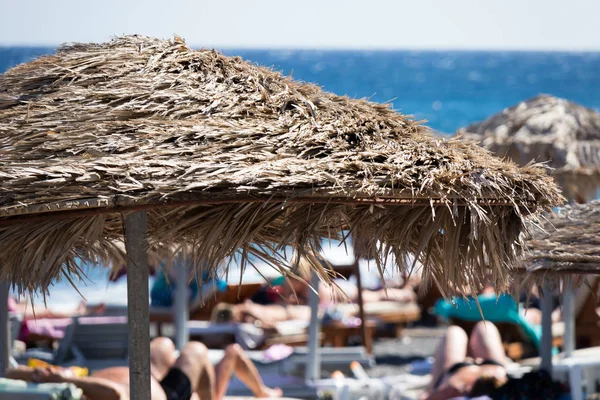 Strand Mit Sonnenschirmen Und Liegestühlen Auf Santorin — Stockfoto