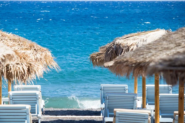 Strand Mit Sonnenschirmen Und Liegestühlen Auf Santorin — Stockfoto