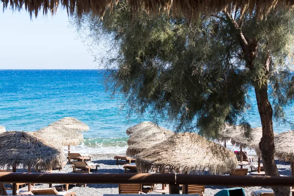 Strand Mit Sonnenschirmen Und Liegestühlen Auf Santorin — Stockfoto
