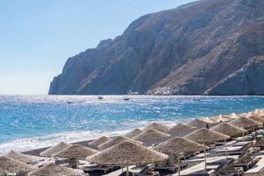Santorini 'de şemsiyeli ve şezlonglu plaj