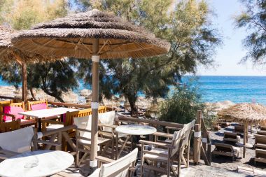 restoranın terasında Kamari Santorini Adası üzerinde plaj önünde