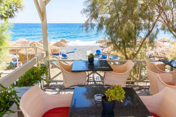 Restoranın Terasında Kamari Santorini Adası Üzerinde Plaj Önünde — Stok fotoğraf