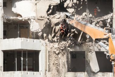 Yüksek beton tarak ile bina yıkılması