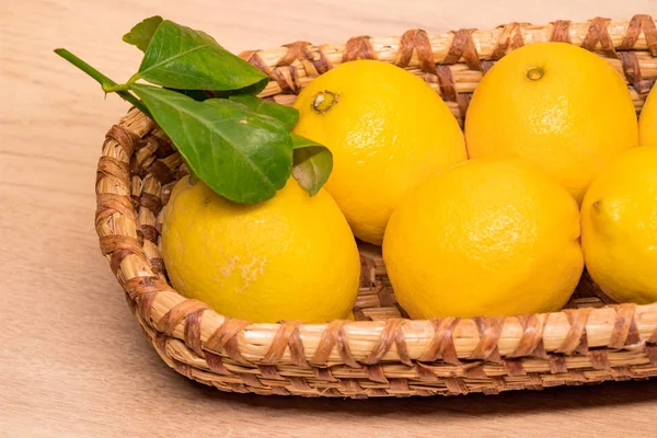小木篮中黄色柠檬的特写视图 — 图库照片