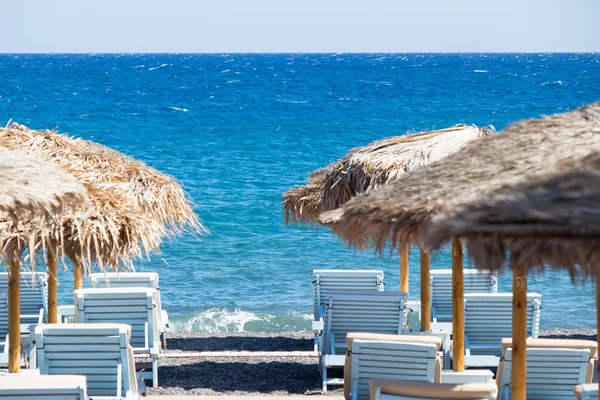 Tropischer Strand Mit Sonnenschirmen Und Liegestühlen Santorini — Stockfoto