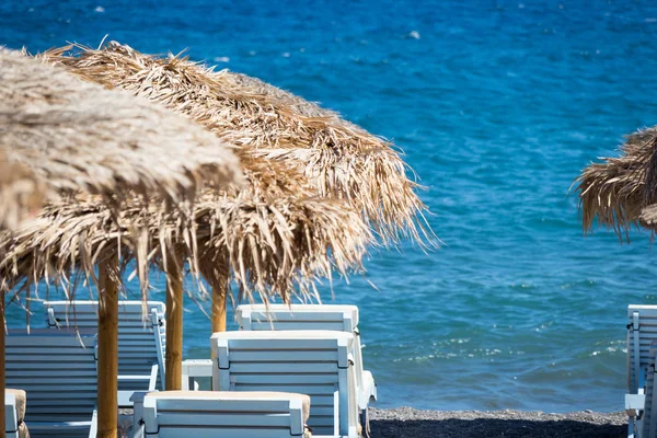 Tropischer Strand Mit Sonnenschirmen Und Liegestühlen Santorini — Stockfoto