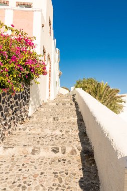 Kiklad Adaları Yunanistan Santorini'de tipik küçük Caddesi'nin doğal görünümü