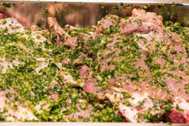 çiğ et marine zeytin yağı maydanoz tuz biber sarımsak görmek