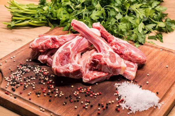 Vista Ravvicinata Costolette Agnello Crudo Tavola Legno Barbecue — Foto Stock