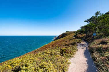 Brittany 'de, uzak La Latte kalesiyle GR34' te yürü.