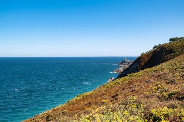 Brittany 'de, uzak La Latte kalesiyle GR34' te yürü.