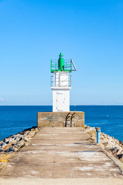 Hafen von Sauzon in Frankreich auf der Insel belle ile en mer im — Stockfoto