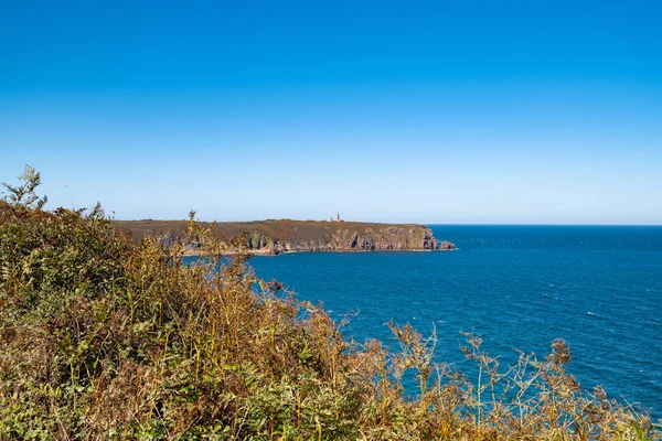 Passeio no GR34 na Bretanha, com longe Cabo Frehel e seu li — Fotografia de Stock